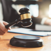 Відсутність протоколів комісії з охорони праці та правомірність укладення договору — позиція суду